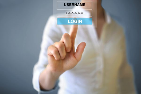 Person clicking login.